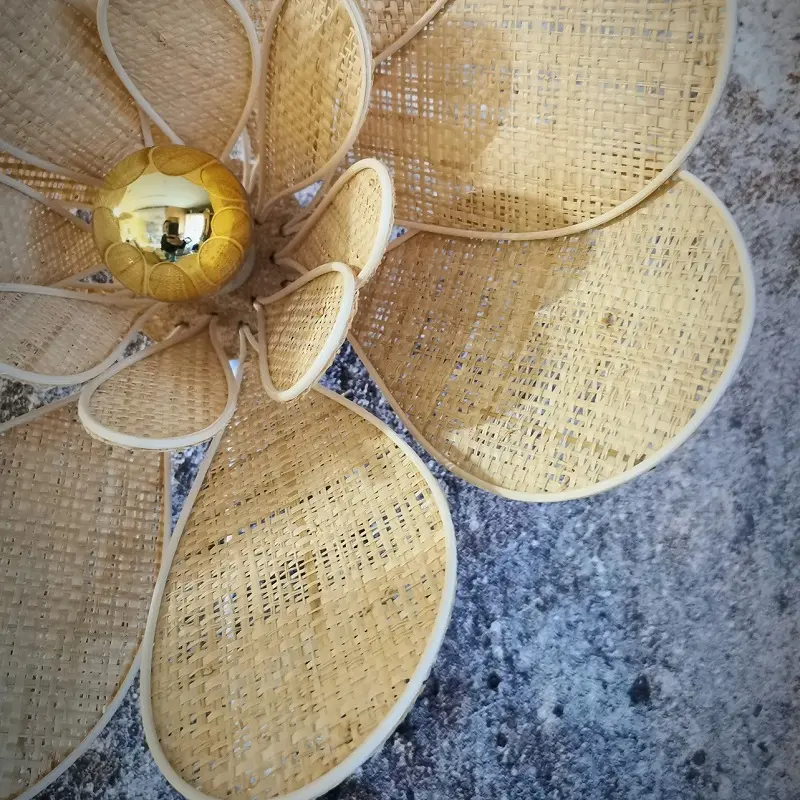Applique murale fleur, modèle Nénuphar en rotin et raphia