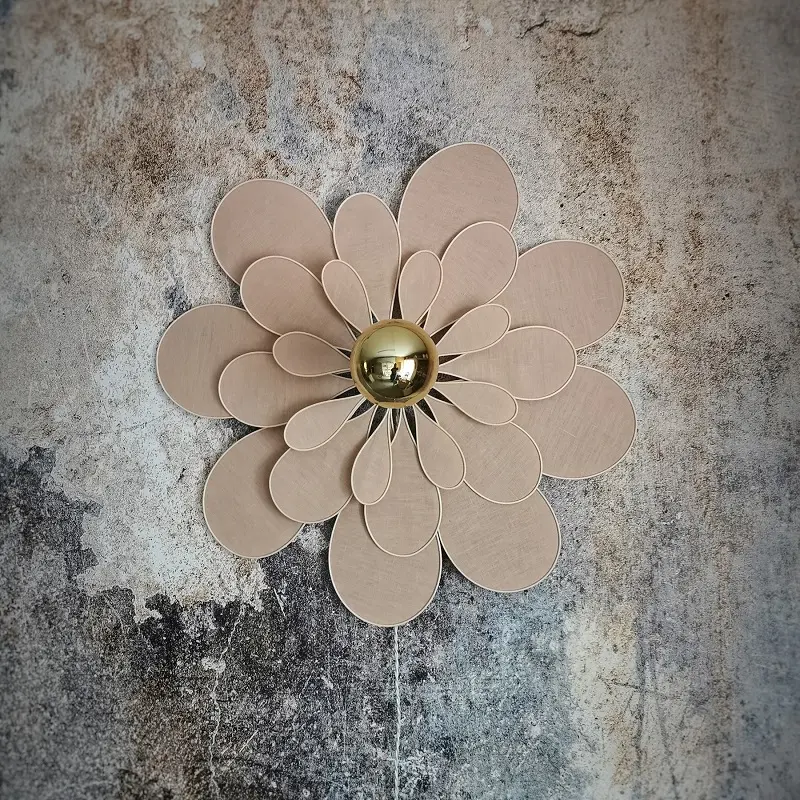 Applique murale fleur, modèle Marguerite, rotin et lin vieux rose