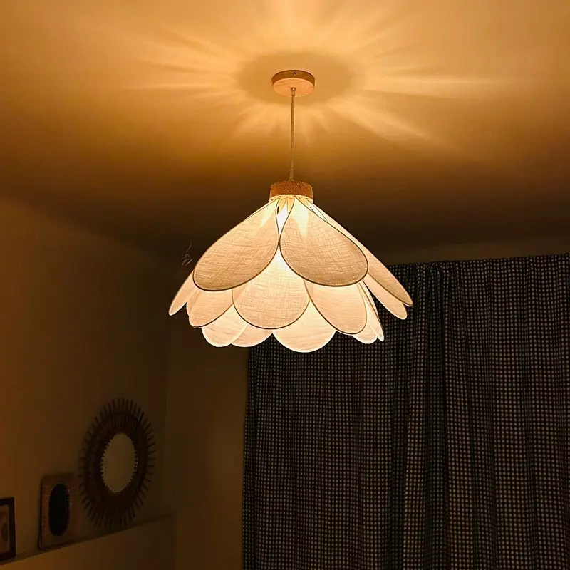 Suspension fleur, modèle Iris, en rotin et lin blanc