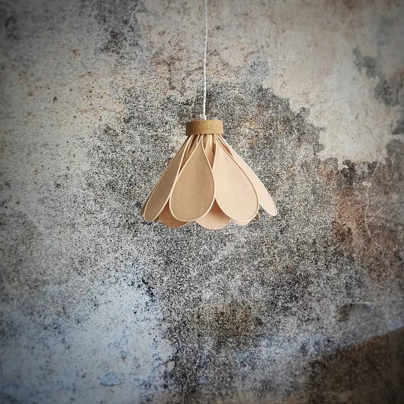 Suspension fleur, modèle Nénuphar, 16 pétales en rotin et lin vieux rose, pour une déco fleurie, douce et romantique